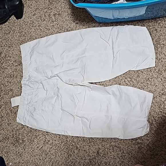 Nwt white capri pants. - Picture 3 of 4